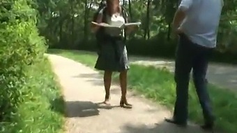 Аматерска Холандска Милф Стиже С Леђа У Шуми.