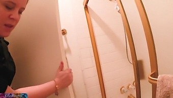 Vidéo Hd De La Rencontre Dans La Salle De Bain De La Belle-Mère Et Du Beau-Fils Après L'Église