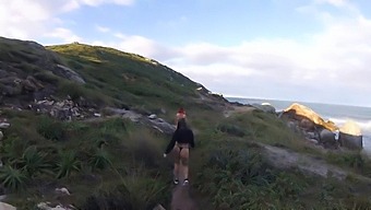 Berjalan-Jalan Di Tepi Pantai Dengan Kesimpulan Yang Panas.