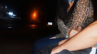 حرکت دلبرانه: تقریبا چشمک زدن به یک زن در حالی که منتظر اتوبوس است