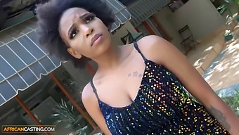 La Belleza Africana Experimenta Una Intensa Penetración Anal De Un Agente Durante Una Audición De Modelos.