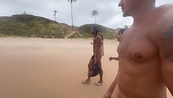 S Punco Sva Obiskala Plažo Za Nekaj Gole Zabave In Raziskovala Svojo Spolnost