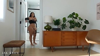 Jeg Tjekkede Min Lækre, Mørkhårede Roomies Lejlighed – Roxanne Roselle.